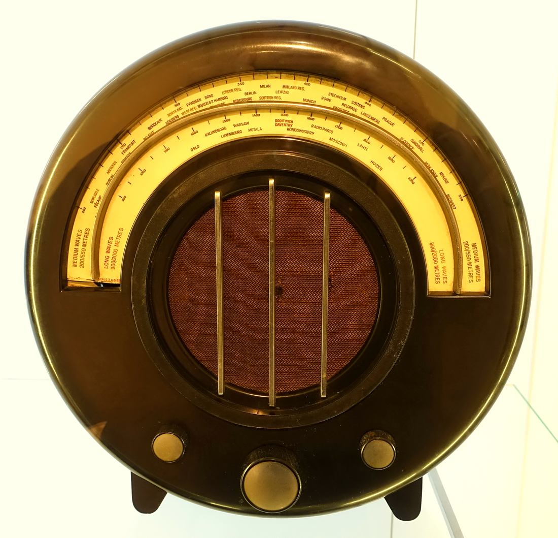 Ekco AD65 circular Bakelite radio cabinet designed by Wells Coates, 1934